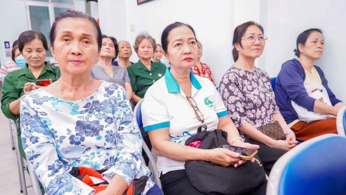Phụ nữ cao tuổi theo dõi tư vấn. (Ảnh: CTV)