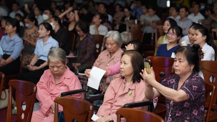Bệnh nhân và người thân chăm chú theo dõi chương trình. (Ảnh: CTV)