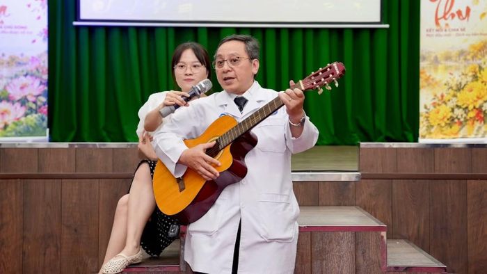Các y bác sĩ trực tiếp thể hiện các ca khúc trong đêm y nghệ thuật. (Ảnh: CTV)