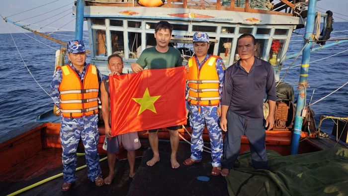Không chỉ tuyên truyền theo kế hoạch, mỗi lần tiếp xúc, làm việc với ngư dân cũng là dịp để cảnh sát viên hướng dẫn, giải đáp những vướng mắc pháp luật phát sinh trong thực tế. (Ảnh: NGUYỄN CHÍNH)