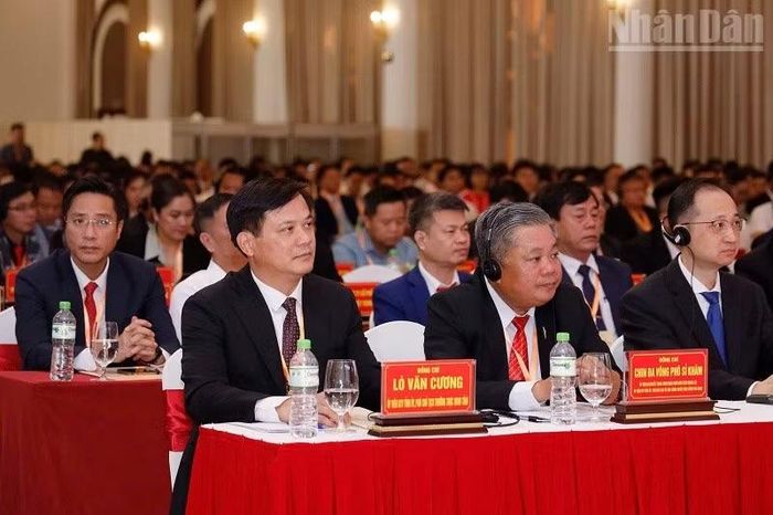 Đại biểu dự, chứng kiến Chủ tịch Ủy ban nhân dân tỉnh Điện Biên trao quyết định chứng nhận đầu tư cho 20 nhà đầu tư. (Ảnh: LÊ LAN)