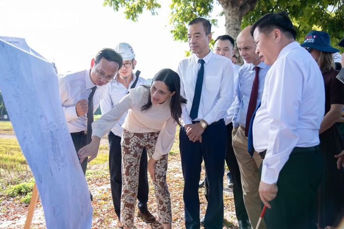 Đoàn công tác kiểm tra thực địa cụm hồ Dè và hồ Gai, nơi dự kiến nạo vét, tăng dung tích trữ nước.