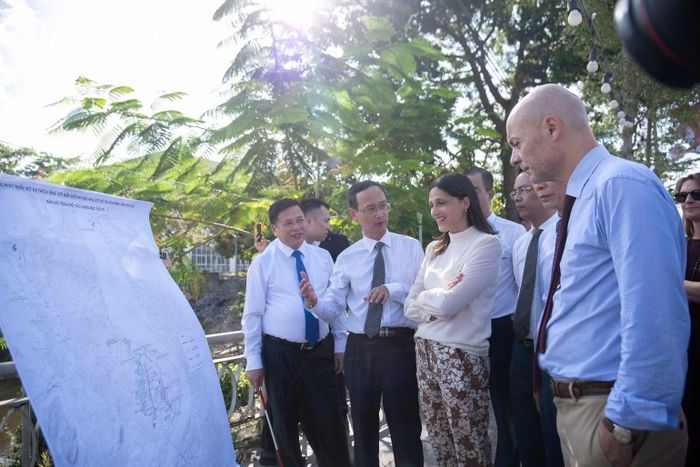 Đoàn công tác khảo sát mặt bằng dự kiến xây dựng Nhà máy xử lý nước thải bờ trái sông Đà