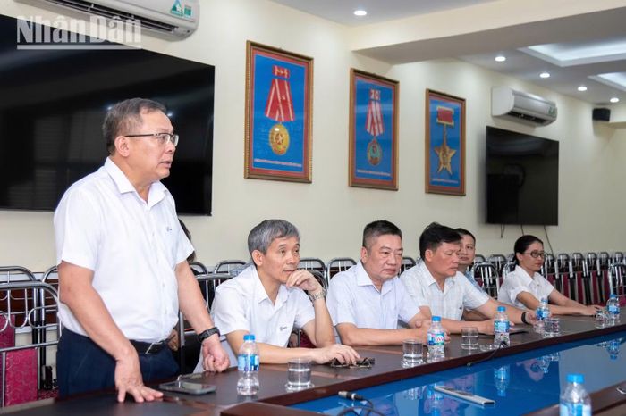 Lãnh đạo EVN thông tin về kết quả vận hành và hiệu quả phát điện của dự án với Đoàn công tác Pháp.