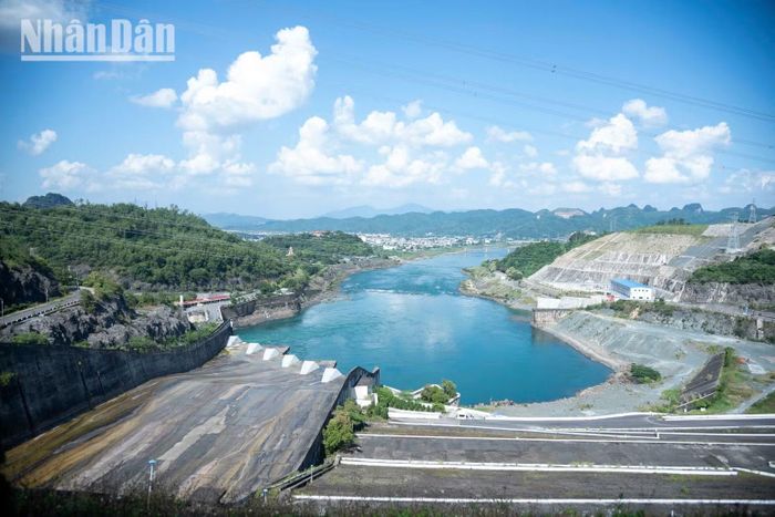 Toàn cảnh công trình Thủy điện Hòa Bình và khu vực nhà máy mở rộng.