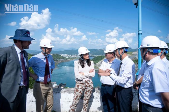 Bộ trưởng Eléonore Caroit tham quan công trình Thủy điện Hòa Bình và khu vực nhà máy mở rộng.