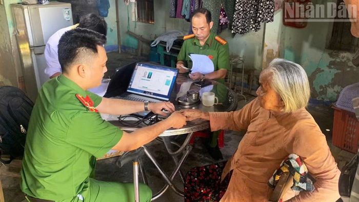 Tổ chức thu mẫu lưu động tại nhà. (Ảnh: Ban TNCA)