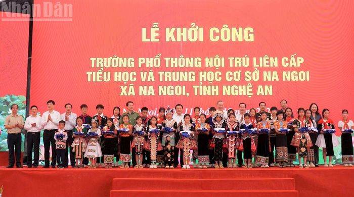 Tổng Bí thư, Chủ tịch nước Tô Lâm cùng các đồng chí lãnh đạo Đảng, Nhà nước, bộ, ngành Trung ương, tỉnh Nghệ An trao tặng quà cho các gia đình khó khăn, chính sách trên địa bàn xã Na Ngoi tại Lễ khởi công xây dựng Trường Phổ thông nội trú liên cấp tiểu học và trung học cơ sở Na Ngoi. (Ảnh: BẰNG PHẠM)