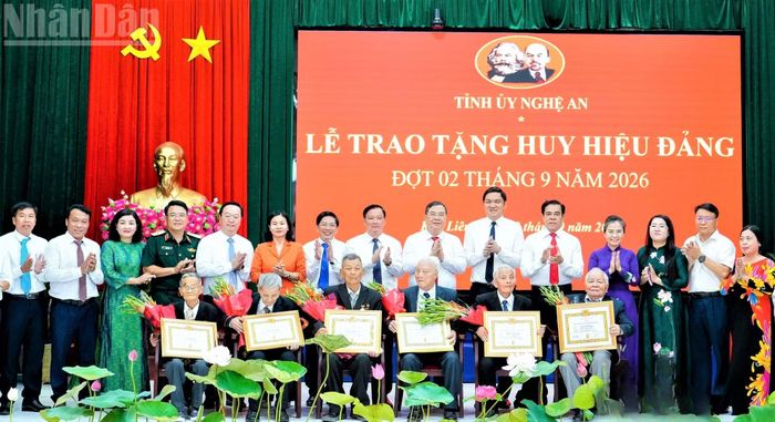 Sáng 2/9, Tỉnh ủy Nghệ An trọng thể tổ chức Lễ trao tặng Huy hiệu Đảng đợt 2/9/2026 cho các đảng viên lão thành trên địa bàn. Đồng chí Phạm Gia Túc, Ủy viên Bộ Chính trị, Phó Thủ tướng Thường trực Chính phủ và các lãnh đạo Trung ương đã dự buổi lễ. (Ảnh: BẰNG PHẠM)