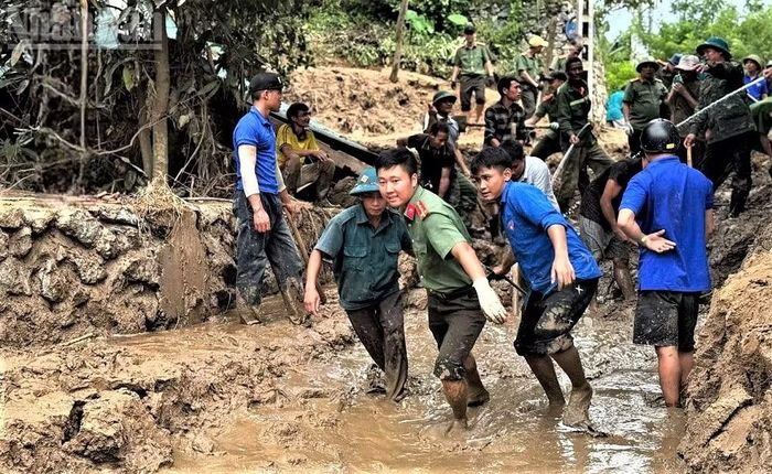 Lực lượng Đoàn Thanh niên hỗ trợ nhân dân miền tây Nghệ An khắc phục hậu quả mưa lũ lịch sử hồi tháng 7/2025. (Ảnh: CTV)