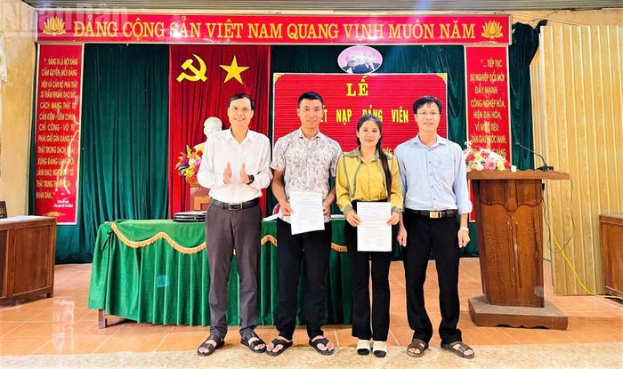 Quần chúng ưu tú Kha Văn Tú và Lương Thị Kim (hai vợ chồng) trong Lễ kết nạp Đảng vào tháng 5/2025. (Ảnh: LÔ LAN)