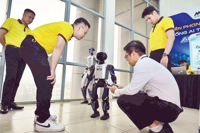 Khách tham quan trải nghiệm các sản phẩm tại AI Day 2026 ở Đại học Bách khoa Hà Nội. (Ảnh: BẢO LONG)