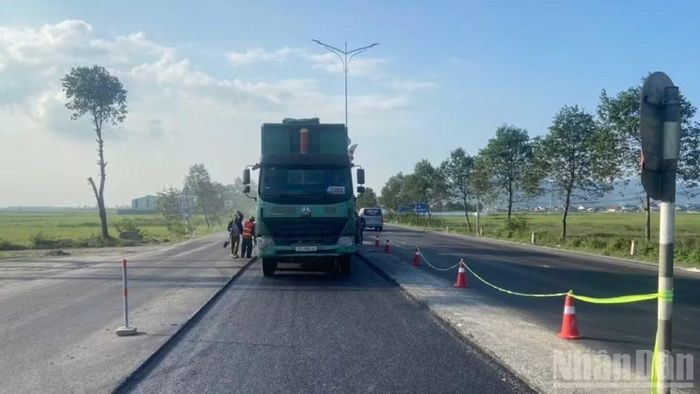 Sau 12 năm khai thác, dự án xuất hiện hư hỏng cần tiến hành sửa chữa lớn để bảo đảm yếu tố kỹ thuật của tuyến đường và tính bền vững của công trình, đáp ứng yêu cầu khai thác. (Ảnh: PHẠM HUỲNH)