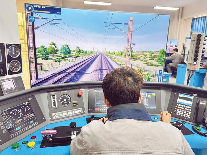 Học viên thực hành lái tàu đường sắt tốc độ cao bằng phần mềm mô phỏng. (Ảnh: VNR)
