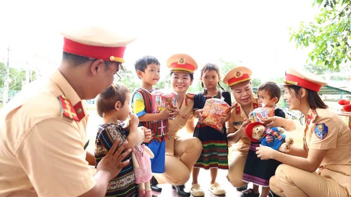 Chương trình trao tặng nhiều phần quà ý nghĩa gửi đến các cháu học sinh mầm non và tiểu học trên địa bàn xã La Dêê. (Ảnh: HỮU SỸ)