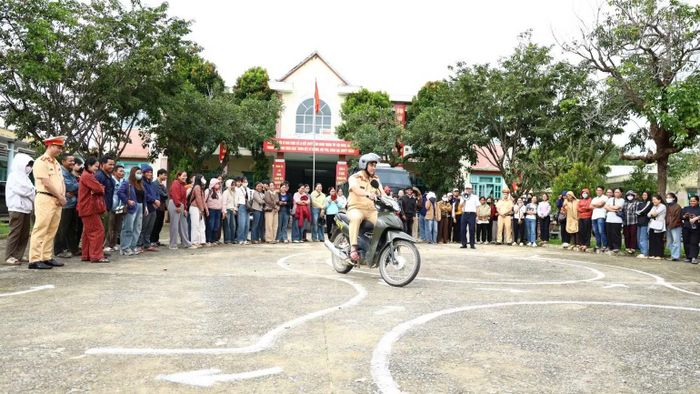 Cảnh sát giao thông Đà Nẵng hướng dẫn người dân xã biên giới La Dêê về kỹ năng lái xe an toàn và thực hiện bài sa hình. (Ảnh: HỮU SỸ)