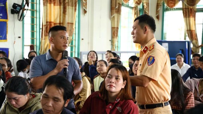 Trao đổi với bà con các thông tin về bảo đảm trật tự an toàn giao thông, lái xe an toàn. (Ảnh: HỮU SỸ)