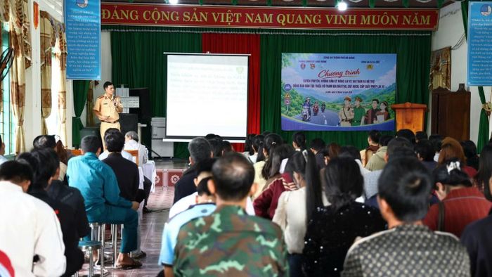 Đội Sát hạch giới thiệu nội dung hỗ trợ, cách đăng ký học, sát hạch Giấy phép lái xe hạng A1 với đồng bào. (Ảnh: HỮU SỸ) 