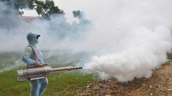 Phun hóa chất diệt muỗi tại cộng đồng. (Ảnh: THẮNG ĐẠT)