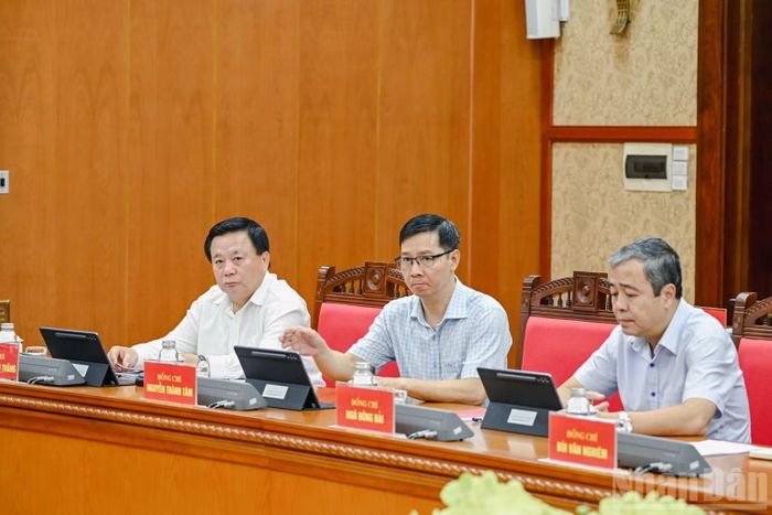 Đại diện lãnh đạo Hội đồng Lý luận Trung ương và các ban đảng Trung ương dự buổi làm việc. (Ảnh: DUY LINH)