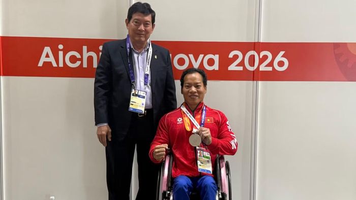 Chủ tịch Ủy ban Paralympic Việt Nam chúc mừng vận động viên Lê Văn Công. (Ảnh: HOÀI THU)