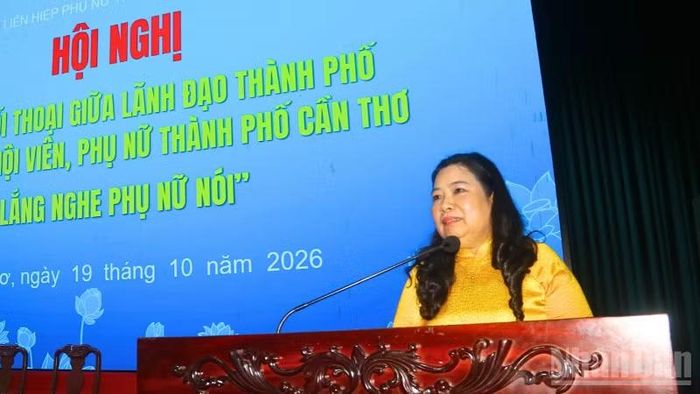 Bà Hồ Thị Cẩm Đào, Phó Bí thư Thành ủy, Chủ tịch Ủy ban Mặt trận Tổ quốc Việt Nam thành phố Cần Thơ phát biểu tại chương trình. (Ảnh: VĂN ÚT)