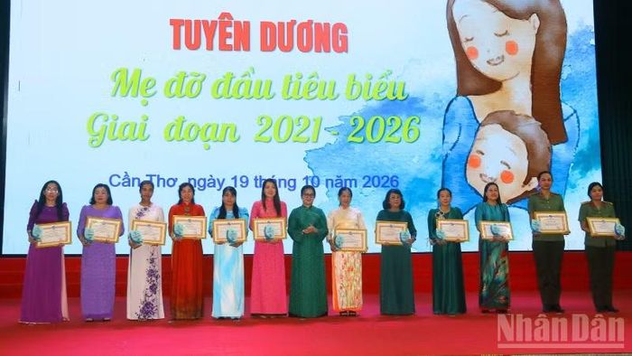 Hội Liên hiệp Phụ nữ thành phố Cần Thơ tặng Bằng khen cho tập thể và cá nhân. (Ảnh: VĂN ÚT)