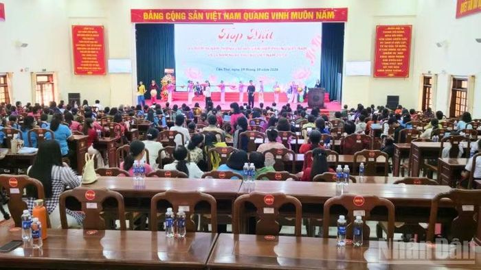 Quang cảnh chương trình đối thoại. (Ảnh: VĂN ÚT)