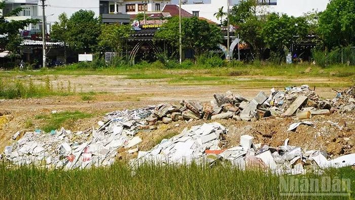 Khu đất trống trở thành nơi chứa chất thải xây dựng. (Ảnh: QUÂN VẠN)