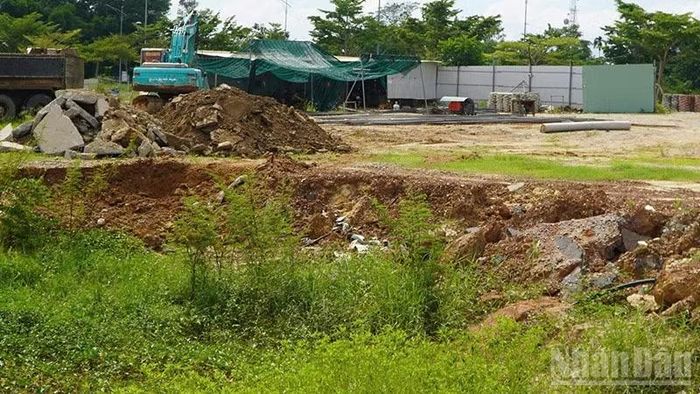 Chất thải xây dựng từ công trình Dự án Tuyến thoát nước ngầm đường Trưng Nữ Vương được đổ tại khu đất góc đường Hồ Nghinh và Bạch Đằng trong thời gian dài. (Ảnh: QUÂN VẠN)