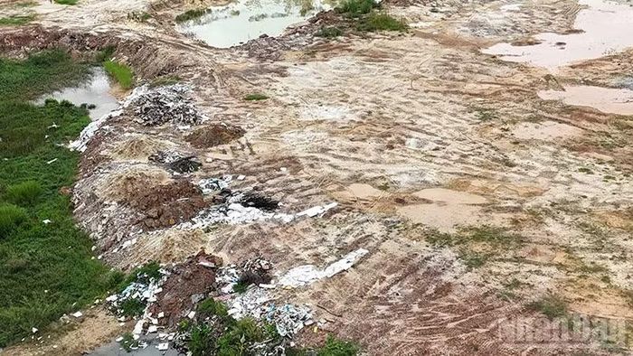 Tràn ngập rác thải xây dựng các loại được đổ tại khu đất góc đường Hồ Nghinh và Bạch Đằng. (Ảnh: QUÂN VẠN)