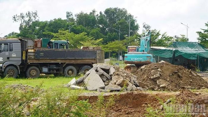 Phần lớn chất thải xây dựng được đổ xuống khu đất góc đường Hồ Nghinh và Bạch Đằng đã bị vùi lấp theo thời gian. (Ảnh: QUÂN VẠN)