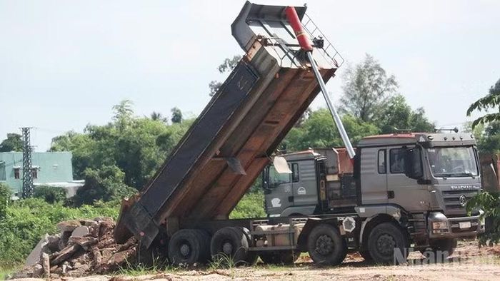 Chất thải xây dựng từ công trình Dự án Tuyến thoát nước ngầm đường Trưng Nữ Vương được vận chuyển về đổ tại khu vực góc đường Hồ Nghinh và Bạch Đằng. (Ảnh: QUÂN VẠN)