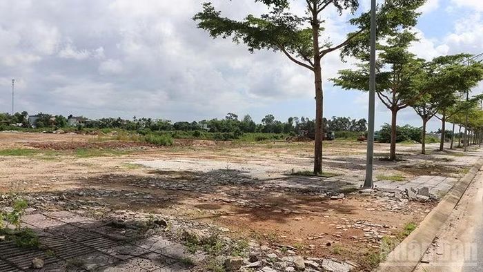 Vỉa hè hư hỏng gây nên nhiều khó khăn cho việc đi lại, sinh hoạt của người dân. (Ảnh: QUÂN VẠN)