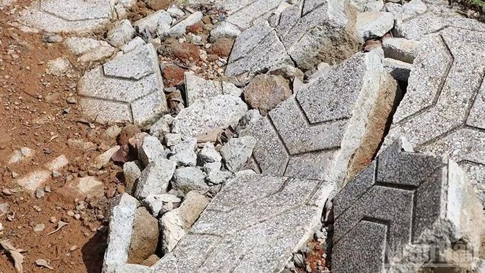 Vỉa hè ở khu vực hư hỏng nghiêm trọng. (Ảnh: QUÂN VẠN)