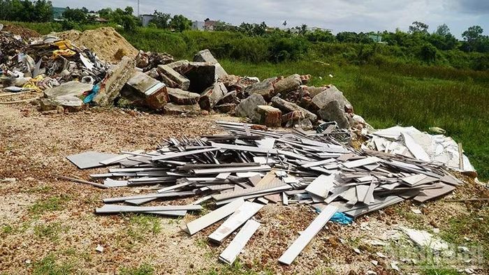 Rất nhiều chất thải xây dựng các loại được đổ tại khu vực góc đường Hồ Nghinh và Bạch Đằng. (Ảnh: QUÂN VẠN)