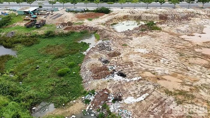 Chất thải xây dựng các loại được đổ tại khu đất trong thời gian dài đã hiển nhiên trở thành mặt bằng được san lấp bằng đất sạch. (Ảnh: QUÂN VẠN)