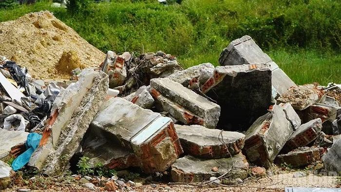Chất thải xây dựng khác nhau được đổ tại khu đất góc đường Hồ Nghinh và Bạch Đằng. (Ảnh: QUÂN VẠN)