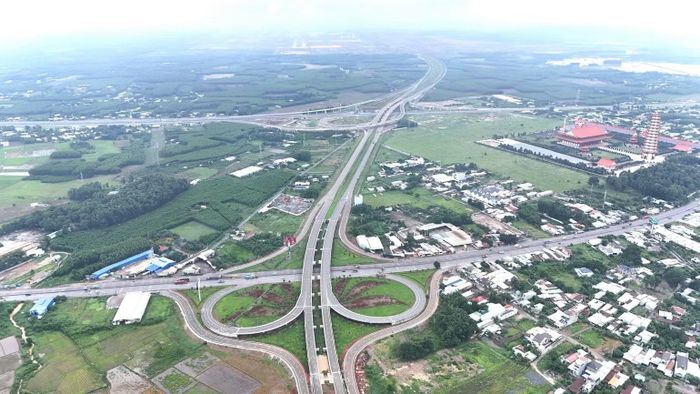 Hiện nay, hệ thống cao tốc, vành đai, đường kết nối với sân bay Long Thành đang được tăng tốc đẩy nhanh tiến độ, bảo đảm hoàn thành trước thời điểm sân bay Long Thành khai thác cuối năm 2026. (Ảnh: THIÊN VƯƠNG)