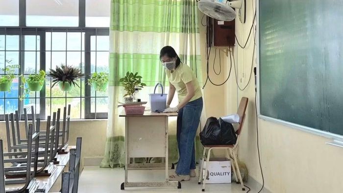 Công tác tổng vệ sinh khử khuẩn tại Trường trung học cơ sở Hai Bà Trưng, xã Hiệp Phước. (Ảnh: Sở Y tế)