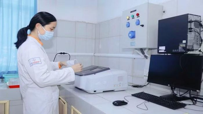 Sáng kiến "Cải tiến phương pháp phân tích hàm lượng đồng trong nước" góp phần nâng cao tính chủ động trong công tác phân tích, kiểm soát chất lượng tại đơn vị. (Ảnh: NGUYỄN HUYỀN)