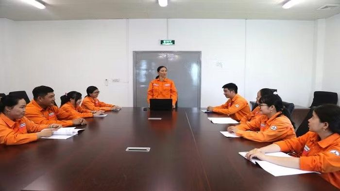 Chị Huỳnh Thị Như Ngọc trao đổi công việc chuyên môn cùng đồng nghiệp tại Phân xưởng Hóa. (Ảnh: NGUYỄN HUYỀN)