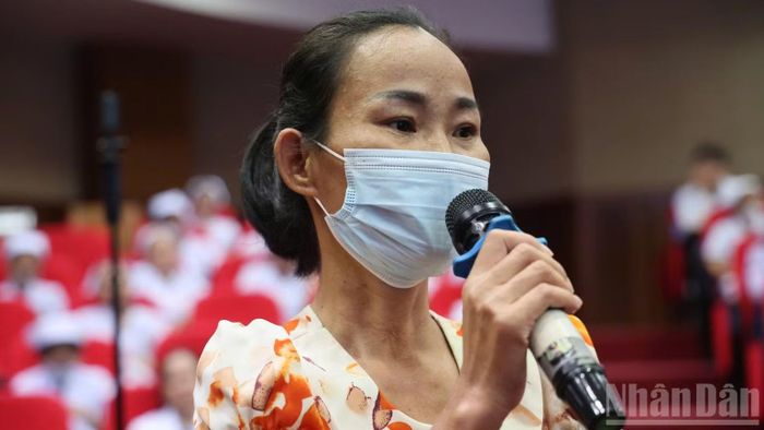 Chị Hoàng Thị Hiên chia sẻ tại buổi công bố.