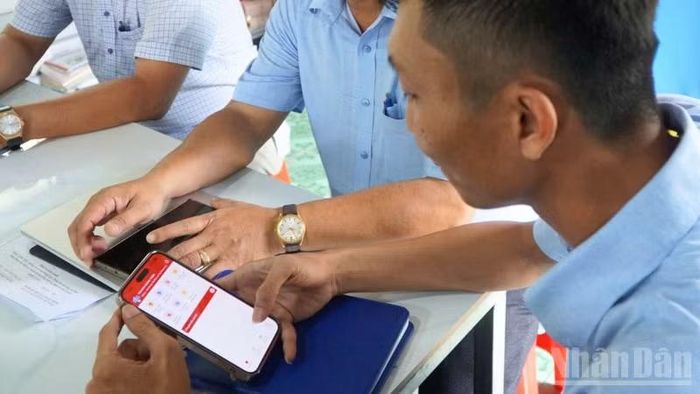 Đảng viên đăng nhập hệ thống sổ tay đảng viên điện tử. (Ảnh: VĂN ÚT)