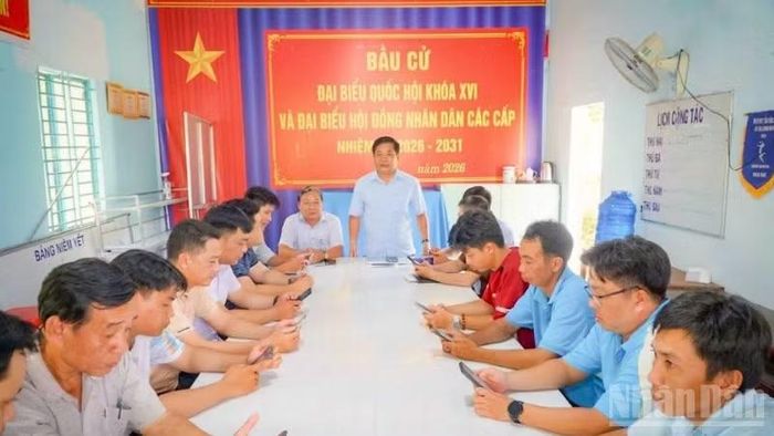 Đồng chí Sầm Long Hải, Phó Bí thư Thường trực Đảng ủy xã Tân Phước Hưng tham dự sinh hoạt Chi bộ ấp Tân Phú Hưng. (Ảnh: VĂN ÚT)