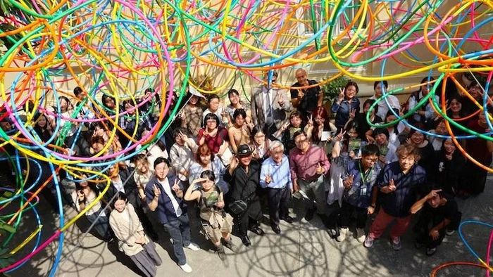 Vòng nhựa nhiều màu sắc là một trong những chất liệu đặc biệt làm nên tên tuổi nghệ sĩ Kito Kengo. (Ảnh: Trung tâm Giao lưu Văn hóa Nhật Bản tại Việt Nam)