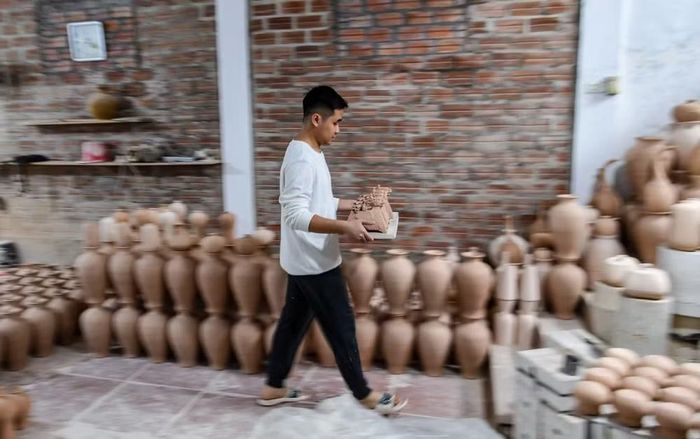 Sản xuất gốm tại làng Bát Tràng. (Ảnh: Thành Đạt)