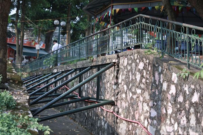 Bên cạnh những mảng xanh và mặt nước, một số hạng mục công trình tại Công viên Thủ Lệ đã bộc lộ dấu hiệu cũ kỹ sau thời gian dài khai thác. Thực trạng này đặt ra yêu cầu rà soát, cải tạo hạ tầng nhằm nâng cao chất lượng không gian công cộng.