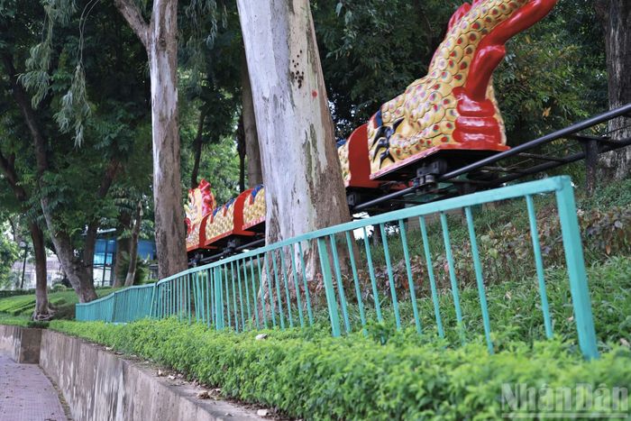 Một số khu vui chơi và công trình phụ trợ trong công viên mang dấu ấn của quá trình khai thác kéo dài. Việc cải tạo, nâng cấp các hạng mục này được đặt ra nhằm đáp ứng tốt hơn nhu cầu vui chơi, giải trí của người dân, nhất là các gia đình có trẻ nhỏ.