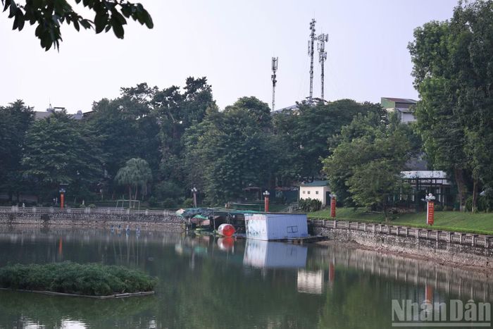 Mặt hồ Thủ Lệ nằm giữa không gian cây xanh, góp phần tạo cảnh quan và điều hòa môi trường trong khu vực. Đây cũng là một trong những yếu tố được chú trọng trong định hướng tổ chức lại không gian công viên theo quy hoạch mới.
